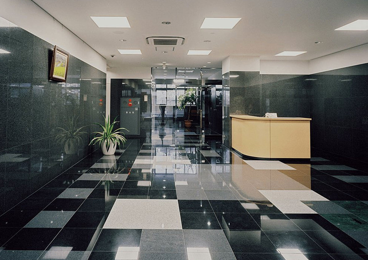 日本梱包運輸倉庫 本社ビル